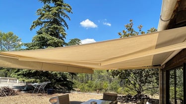 Grand store extérieur beige sur terrasse.