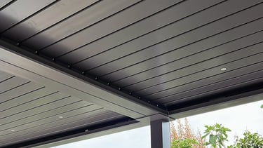 étail lames pergola bioclimatique noire.