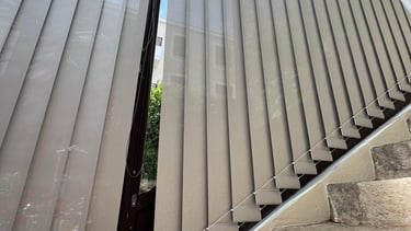 Store californien à bandes verticales.