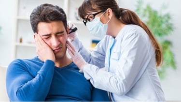 Dokter melakukan pemeriksaan THT