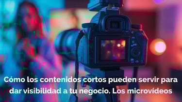 Cámara de fotos y vídeo grabando a una mujer