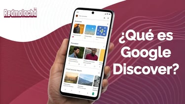 Un smartphone enseñando la pantalla con las tarjetas de Google Discover