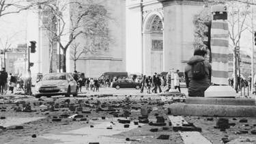 arc de triomphe pavés gilets jaunes noir et blanc