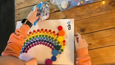 DIY et astuces durables, tableau fait avec des bouchons en plastiques 