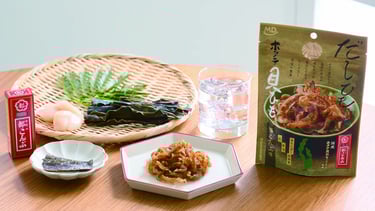 「だしひもホタテ貝ひも 都こんぶ味」の商品パッケージと盛り付け例。都こんぶやホタテ、昆布が並ぶイメージ写真|堺市のニュースならサカイタイムズ