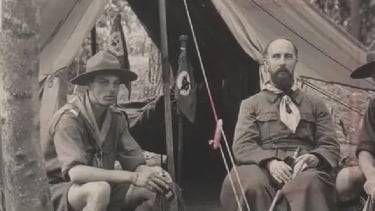 Instant de vie du Père Sevin et un scout devant une tente