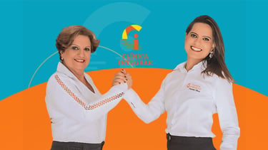 Mônica e Marcela, ambas TO. e CEO da Clínica, segurando nas mãos, olhando para a câmera