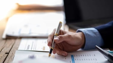 Тренр аналізує фінансові показники