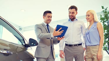 консультант з продажу пояснює сучасні системи автомобілів