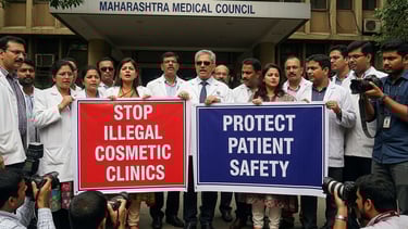 महाराष्ट्र मेडिकल काउंसिल के बाहर अवैध क्लीनिकों के खिलाफ प्रदर्शन करते त्वचा रोग विशेषज्ञ