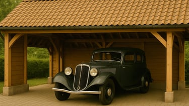 Carport en bois avec une voiture de collection