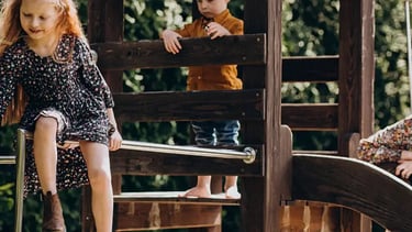 maman s'amusant avec ses enfants sur une cabane en bois