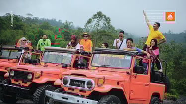 Wisatawan menaiki jeep Merapi dengan driver profesional