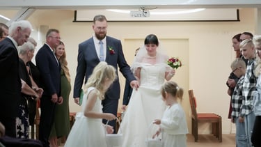 Hochzeitsfilm von Brautpaar, gefilmt von Bevelos Vision.