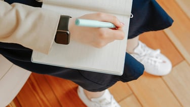 Photo d'une psychologue notant des éléments importants