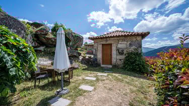 maison de vacance en pierre avec vue sur la montagne