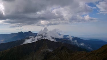 varful negoiu vazut de sus din drona in muntii carpati