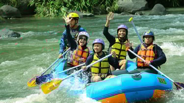 Peserta rafting Sungai Elo mengarungi jeram dengan perahu karet, dikelilingi pemandangan hijau alami di Magelang