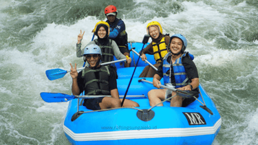 Tim rafting melintasi jeram Sungai Elo dalam paket petualangan seru di Magelang.