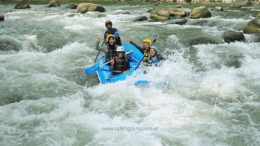 Elo Rafting Magelang, arung jeram aman untuk pemula hingga profesional.