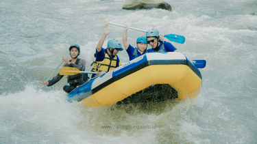 Arung jeram di Elo Magelang, kombinasi antara petualangan dan keindahan alam.