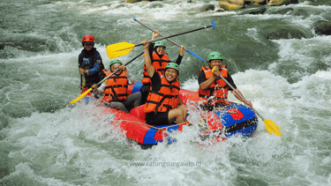 Peserta menikmati aktivitas Rafting Sungai Elo dengan arus tenang dan pemandangan alam indah