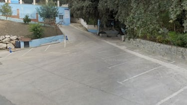 Acceso y zona de aparcamiento en la Piscina Municipal de Júzcar