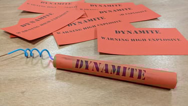 faux batons de dynamite en cours d'assemblage