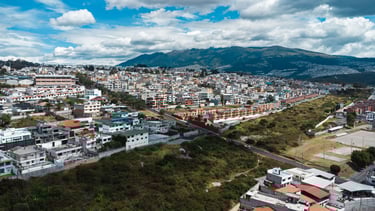 Fotografía y video con dron drones sobre la parroquia de Carcelén en Quito Ecuador