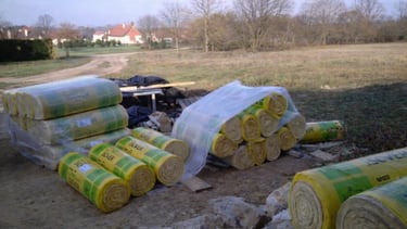 rouleau de laine de verre sur chantier