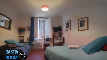 chambre grand lit double + canapé lit , frigidaire , Tv , climatisation 