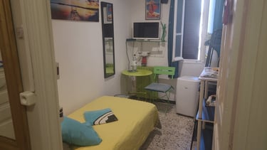chambre lit une place , Frigidaire , TV , climatiseur