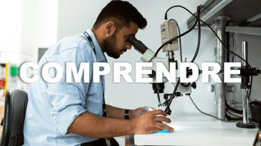 Homme utilisant un microscope