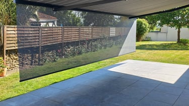 maison avec un stores bannes posé par l'artisan menuisier en Vendée