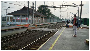 Pagi – pagi sekitar jam 7 bersiap naik kereta dari St Sudimara menuju tanah abang