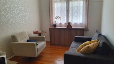 consultório de psicologia com um sofá e janela