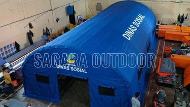 Sebuah tenda bantuan darurat Dinas Sosial berwarna biru berukuran besar buatan Sagara Outdoor