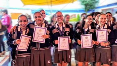 Alumnas del Colegio Anglo Mexicano KIPS recibiendo diplomas de reconocimiento en Valle Dorado Tlalnepantla.