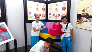Niños de primaria del Colegio Anglo Mexicano KIPS en actividad de matemáticas en Valle Dorado Tlalnepantla.