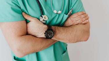imagen de un médico con los brazos cruzados