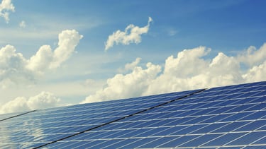 un techo con placas solares