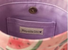 IInterior de un bolso hecho a mano con estampado de sandía, que cuenta con forro morado.