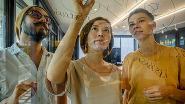 alt="Interim Management: Projektleiter skizziert eine mögliche neue Lösung für Restrukturierung