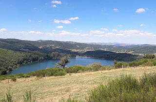 Étendue d'eau bleu en Ardèche, au Lac d'Issarlès