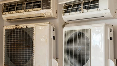 A professional split-screen comparison photography in a South American / Brazilian residential setting; the left side shows a dirty, dust-clogged air conditioner evaporator coil with dark grime, and the right side shows the same unit perfectly cleaned, white and sparkling, bright indoor lighting, emphasizing hygiene and maintenance.