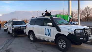 Des 4x4 des Nations Unies (ONU) stationnés en convoi .