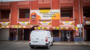 Fachada del local principal y minimarket Alma Riazú en Rancagua con furgón de despacho de panadería 