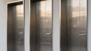 Sekumpulan pintu aluminium elegan yang dipasang di bangunan bergaya modern minimalis, menunjukkan hasil akhir yang bersih dan mewah.