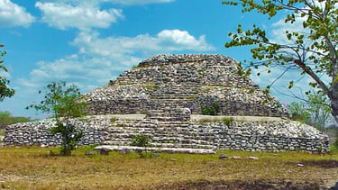 pirámide en zona arqueológica de yaxunah