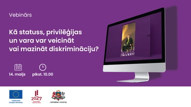 Datora ekrānā atvērtas durvis ar vīrieti ratiņkrēslā un uzrakstu “Nolaid slieksni”